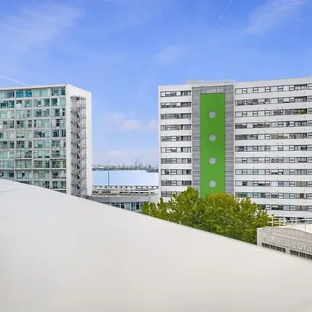 Bright & Modern Auckland Cbd Apartment